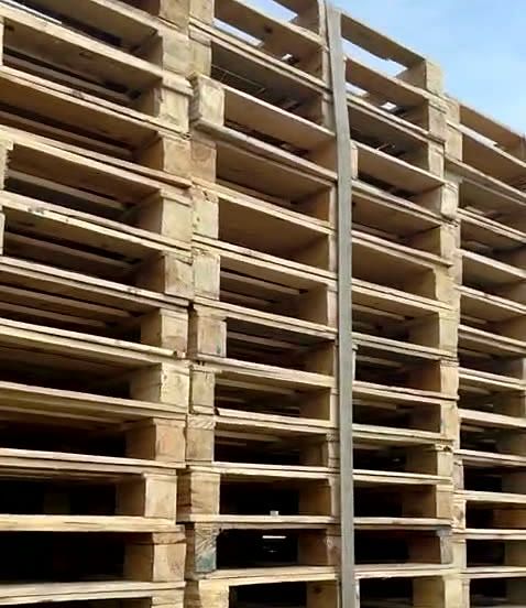 Embarque de tarimas asegurado sobre plataforma en patio HUVISA