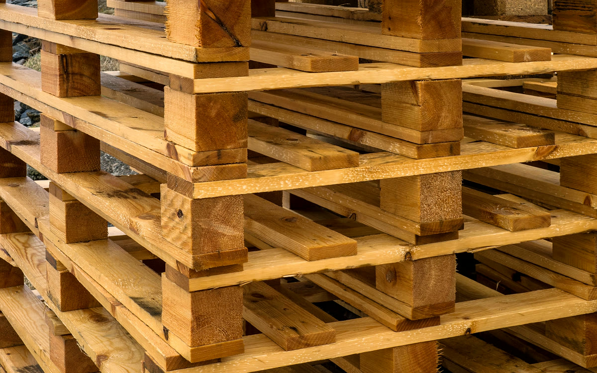 Tarimas de madera nuevas estibadas